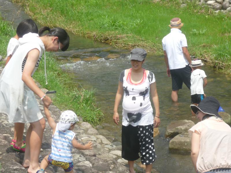 岩国ブロック恒例の「虫捕り&ＢＢＱ」やりました。おとなたちは日陰で食べてしゃべって、子どもたちは川で遊んで遊んですごしました。楽しかったよ。